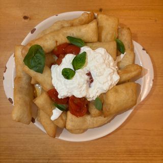 Pizza fritta ai pomodori scattarisciati