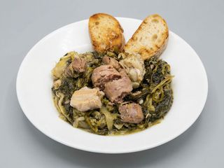 Poscia con cicorie e maiale a minestra