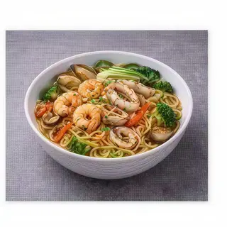 P23. Ramen saltato con frutti di mare e verdure