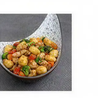 P20. Gnocchi saltati con pollo e verdure