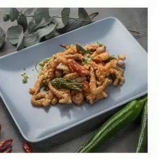 Calamari piccanti fritti saltati con peperoncino cipolla sale pepe