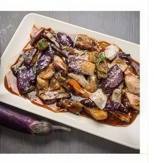 Melanzane saltati con le verdure in agrodolce piccante