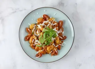 Gnocchi pomodorini confit stracciatella e mandorle