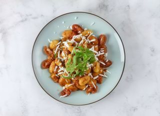 Gnocchi pomodorini confit stracciatella e mandorle