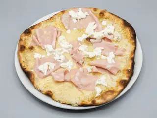 Pizza mortadella e stracciatella e pistacchio
