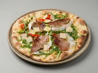 Base bianca mozzarella rugola pachino scaglie di parmigiano prosciutto crudo