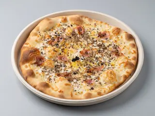 Base bianca mozzarella carciofi pancetta e crema di Tartufo