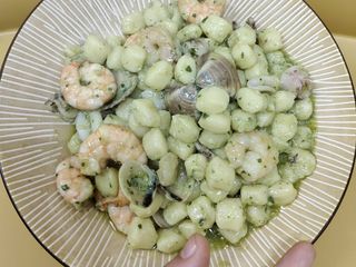 Gnocchi gamberi e vongole con crema di zucchine