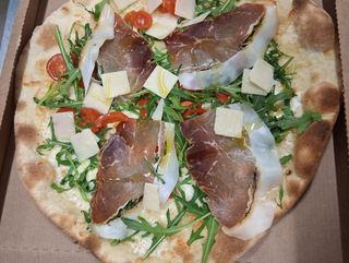 Base bianca mozzarella rugola pachino scaglie di parmigiano prosciutto crudo