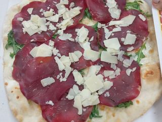 Pizza con bresaola rugola e scaglie di parmigiano