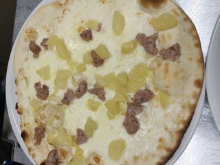 Pizza patate e salsiccia
