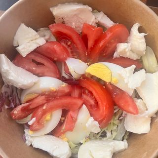 Insalatona Tonno ,mozzarella ,uovo lesso ,pomodoro