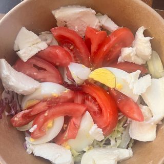 Insalata, mista, salmone affumicato, rucola, stracciatella, crema di avocado e lime