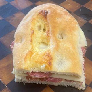 Schiaccia con stracchino nell’impasto Salame toscano e fontina