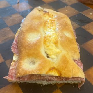 Schiaccia con stracchino nell’impasto Salame Milano e philadelphia