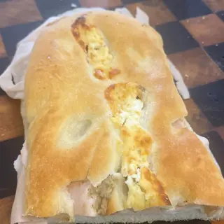 Schiaccia con lo stracchino nell’impasto Tacchino, pomodor e melanzane