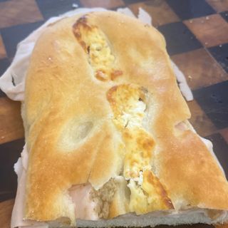 Schiaccia con lo stracchino nell’impasto Tacchino, pomodor e melanzane