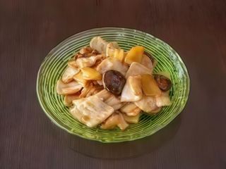 Maiale con funghi e bambù