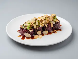 Uramaki guacamole roll black