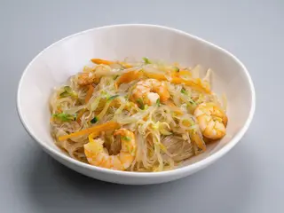 Spaghetti di soia con frutti di mare
