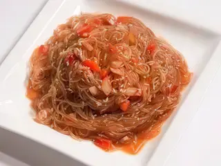 Spaghetti di soia con verdure e suino piccante