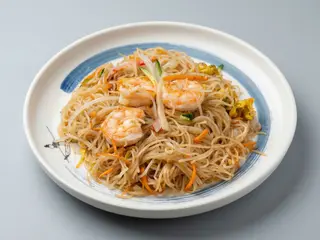 Spaghetti di riso con frutti di mare