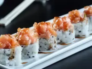 Uramaki spicy sake
