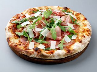  6. Pomodoro, mozzarella, prosciutto crudo, stracciatella e rucola 