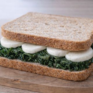 Toast mozzarella, friarielli, pepe nero