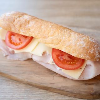 Ciabattina prosciutto cotto, edamer, pomodoro, insalata 