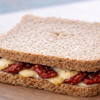 Toast pomodori secchi e scamorza 