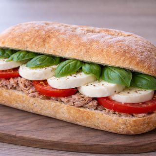 Ciabattina tonno, pomodoro, mozzarella, basilico