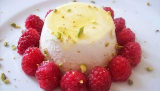 Panna cotta al pistacchio con coulis di lamponi