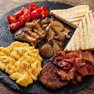The English Breakfast - Uova Strapazzate, Bacon, Pomodori freschi e mozzarella