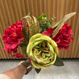 Bouquet di rose inglesi e ortensie rosse