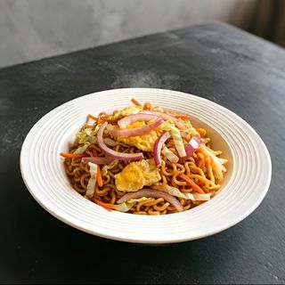 Shin ramen saltati con uova e verdure