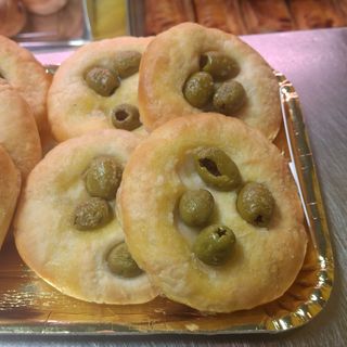 Focaccine con olive verdi
