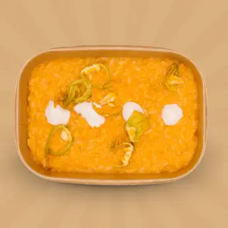 Risotto vegano con peperone rosso, formaggio vegano e fiori di zucca