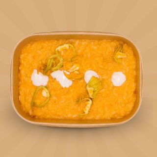 Risotto vegano con peperone rosso, formaggio vegano e fiori di zucca