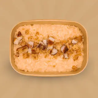 Risotto con albicocche, crumble di amaretto e pancia di maiale croccante