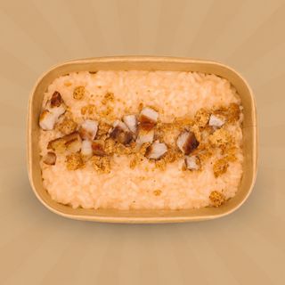 Risotto con albicocche, crumble di amaretto e pancia di maiale croccante