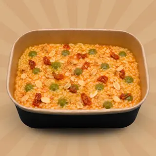 Risotto vegano con pomodori secchi, gel al basilico e mandorle tostate