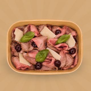 Roast-beef al punto rosa, scaglie di Monte Veronese e riduzione di Amarone