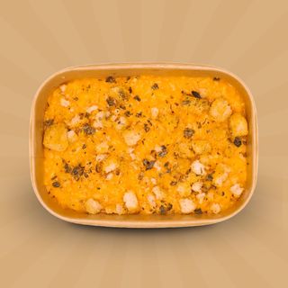 Risotto con peperoni rossi, mollica croccante e polvere di capperi