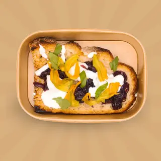 Crostino Gourmet – Crema di burrata, cipolla stufata e fiori di zucca
