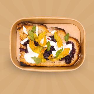 Crostino Gourmet – Crema di burrata, cipolla stufata e fiori di zucca