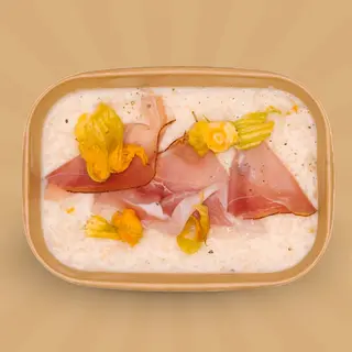 Risotto con fiori di zucca, crema di burrata e speck fresco