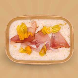 Risotto con fiori di zucca, crema di burrata e speck fresco