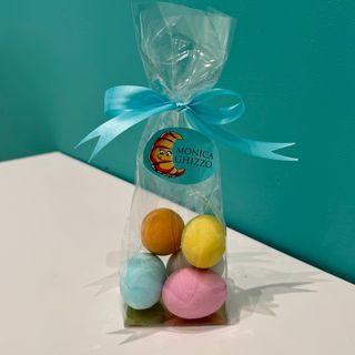 Ovetti di cioccolato confettati assortiti confezionati in sacchettino regalo.