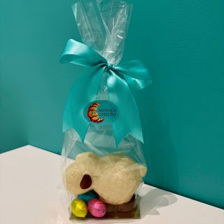 Pecorella di cioccolato bianco artigianale con ovetti di cioccolato.